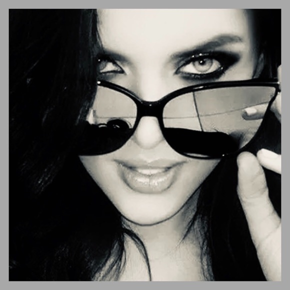 LUXURY SILVER MIRROR BLACK FRAME OVERSIZED SUNNIES - Picture 7 of 8